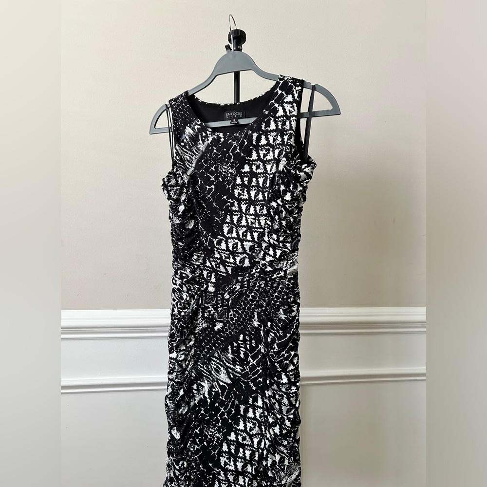 👉🏼 En Focus Studio B&W Flattering Cinch Dress | Size 6